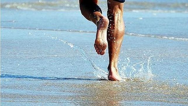Correr descalzo en la playa. Donde, cómo y por qué hacerlo bien