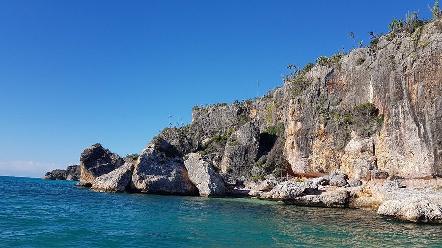 Playas con piscinas naturales en España: Chapuzones únicos y seguros