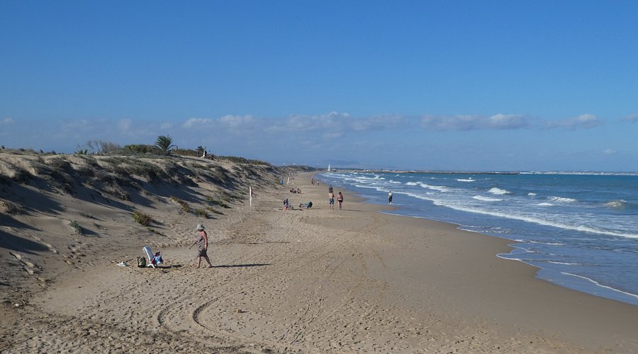 Playas para visitar en primavera en España: Calma y floración